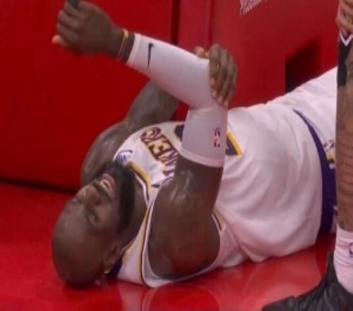 反擊時(shí)重摔在地！孫悅：這也就是詹姆斯你換個(gè)41歲的別人試試