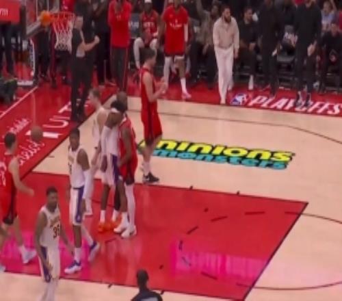 捅马蜂窝阿门进球后故意撞胸挑衅詹姆斯后者面无表情走开