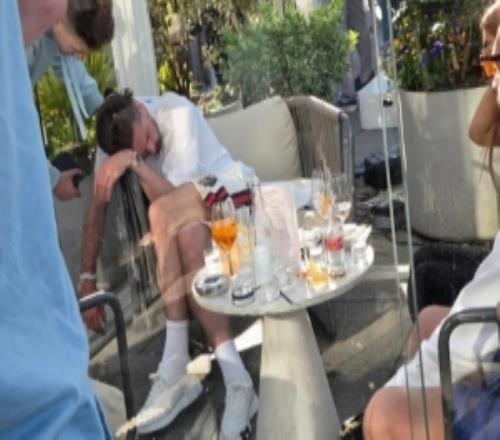 酒蒙子！太陽報：格拉利什下午在酒吧喝醉，靠在椅子上睡著