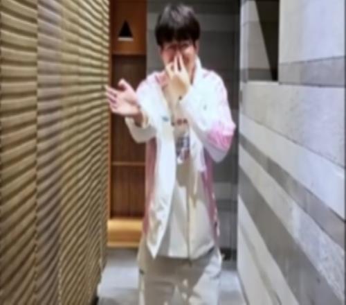 LPL賽事整活：當(dāng)朋友給你拍照你會錯意時