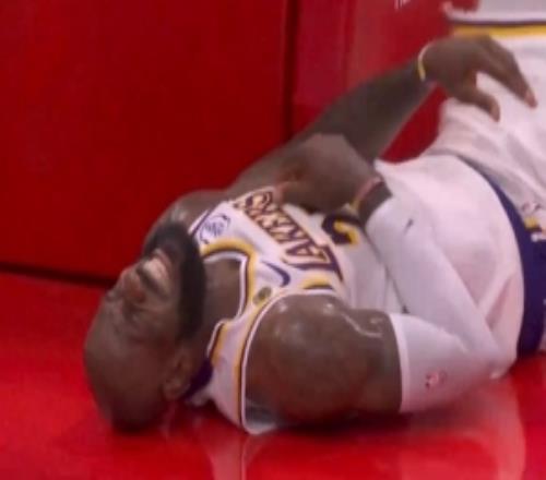 幸無大礙！詹姆斯反擊被犯規重摔在地起來后仍舊穩穩兩罰全中