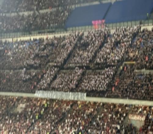 不滿球票價(jià)格高昂，AC米蘭球迷在南看臺(tái)進(jìn)行抗議