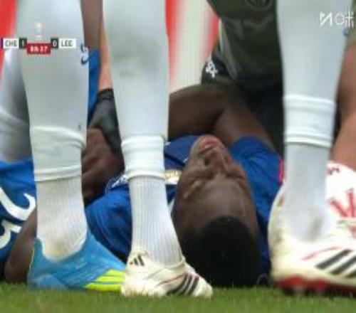 凱塞多捂住大腿痛苦倒地，隊(duì)醫(yī)迅速進(jìn)場治療