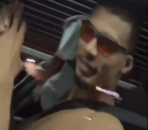 小秀身材！文班亞馬打赤膊坐在大巴上引得球迷連連尖叫