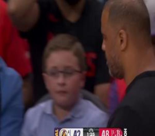 烏度卡背身難掩憤怒！詹姆斯送球權(quán)申京硬不要艾頓喜從天降撿2分