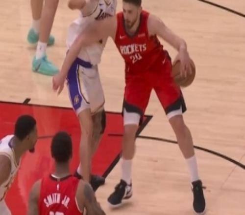 肘子開路！申京強攻海斯造成犯規隨后2罰中1&目前罰球4中2