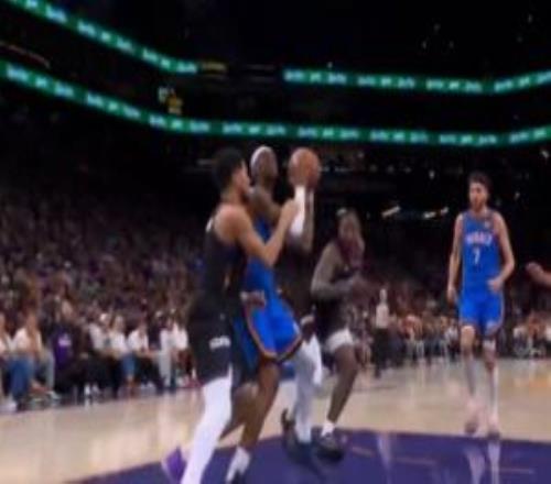 照樣進！布克明顯打手臂沒吹亞歷山大打進怒喊“我不需要哨子”