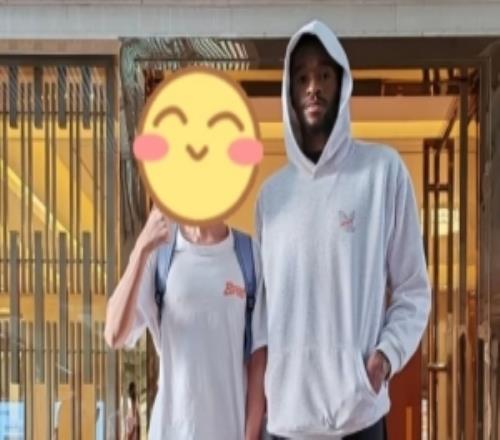 因傷賽季報銷！球迷曬與薩姆納的合照后者的膝蓋上還綁著護(hù)具