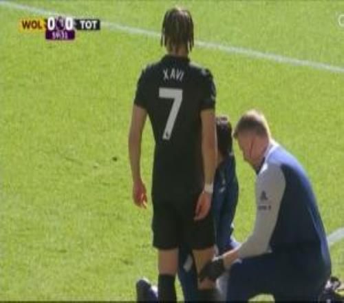 ACL斷裂！熱刺博主怒噴隊(duì)醫(yī)：西蒙斯明顯重傷卻讓他跑一跑+深蹲跳