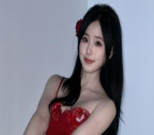 永劫無間美女主持人婭鴿曬照：紅色單邊吊帶小露香肩