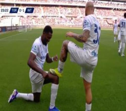 國米領(lǐng)先！圖拉姆頭球破門，為助攻的迪馬爾科擦鞋慶祝