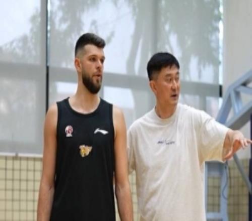 備戰(zhàn)明晚系列賽G1！廣東男籃官方社媒曬球隊訓(xùn)練視頻