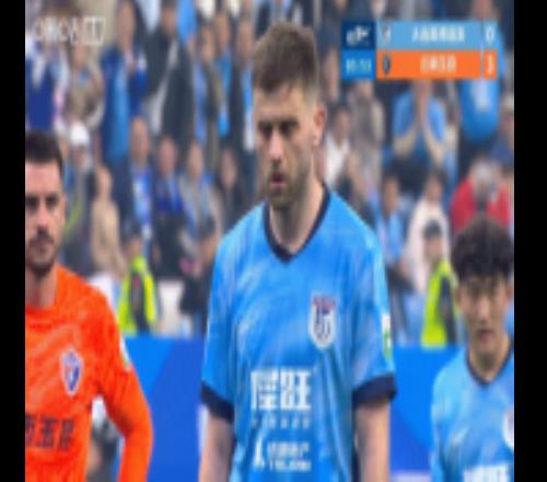 畢津浩倒地造點(diǎn)，玉昆球員不滿判罰抗議未果，阿利米點(diǎn)射破門