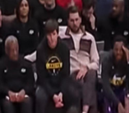 哥倆好！東契奇和里夫斯場邊觀戰貼貼坐東子手直接搭小里身后