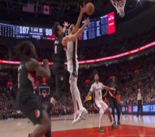 破防了！阿夫迪亞進(jìn)攻遭文班血帽防守文班被吹犯規(guī)&6犯離場(chǎng)