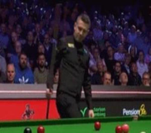 怒了！塞爾比失誤打丟簡單球后怒砸球桿，送吳宜澤進入賽點局