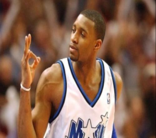 惊人相似！23年前的今天麦迪带领第8的魔术击败活塞31拿到赛点