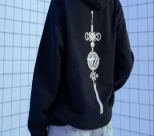 又偷中國元素T1新周邊衣服被吐槽：請你不要到處一會兒說老中敏感了