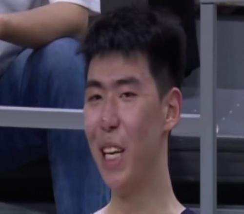憋笑水平有待提高廣州贏球徐昕場(chǎng)下笑得合不攏嘴杜鋒面沉如水