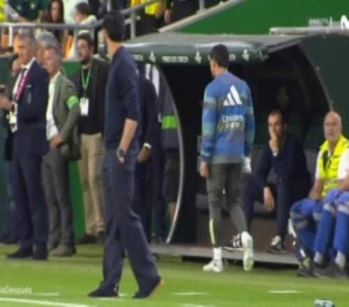 西媒：對(duì)貝蒂斯比賽的半場(chǎng)，卡瓦哈爾當(dāng)著阿韋洛亞的面提前離場(chǎng)