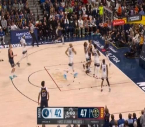 運籌帷幄！約基奇助攻瓊斯三分穿針隨后假動作晃動再助布朗暴扣