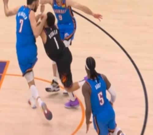 血虧切特防守被布克擊中面部裁判回看維持原判切特防守犯規(guī)