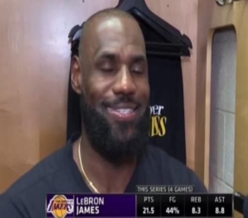 皮一下！接受采訪時(shí)儲(chǔ)物柜有東西掉出詹姆斯：我又有一個(gè)失誤