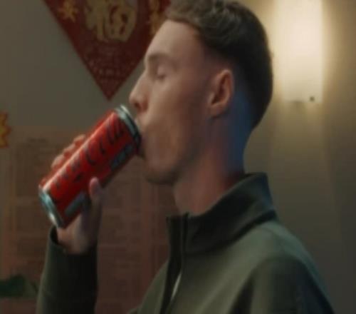 Cold！帕爾默社媒發布廣告視頻，在中餐廳喝冰鎮可樂