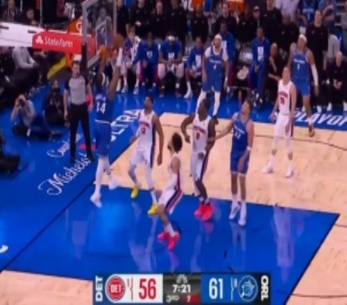 攻防發(fā)力！小卡特送杜倫遮天大帽反擊起飛空接暴扣打?；钊? />
<div   id=