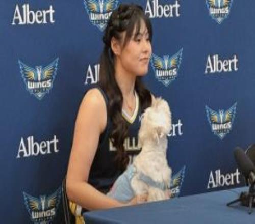 李月汝帶著愛犬樂意來新賽季媒體日：它對我很重要最想要感謝它