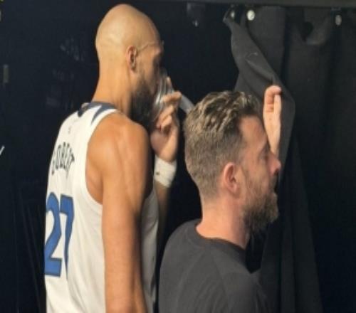 心肺拉滿+高原反應(yīng)戈貝爾比賽中被拍到在球員通道內(nèi)吸氧