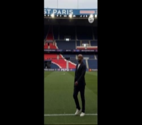 本场将停赛！拜仁官方晒视频，孔帕尼摸巴黎主场草皮