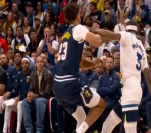 情況不妙！開場(chǎng)僅2分鐘麥克丹尼爾斯連續(xù)被吹犯規(guī)森林狼挑戰(zhàn)失敗