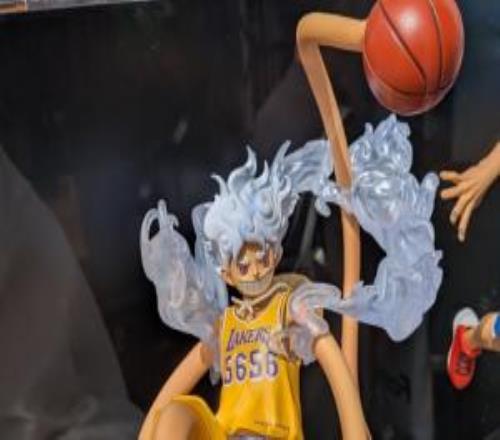 日本動(dòng)畫(huà)《海賊王》推出與NBA聯(lián)名手辦：身披湖人隊(duì)服的五檔路飛