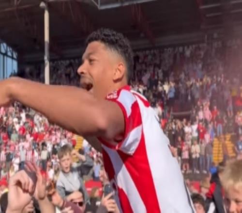 林肯城升級英冠，球員與球迷高唱：下賽季踢熱刺啦！