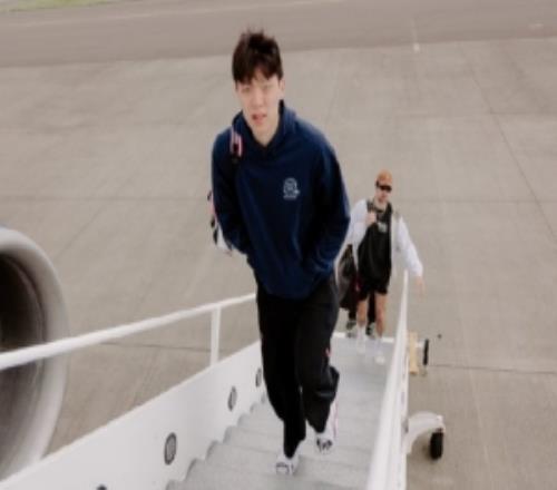 開拓者隊官方曬登機照楊瀚森背粉色書包三名雙向合同球員也同行