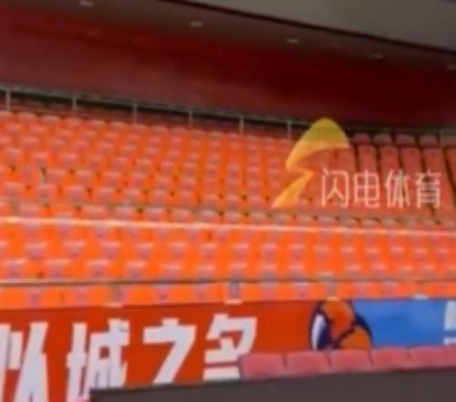 季后賽氛圍拉滿！山東男籃主場今天鋪滿橙色助威服