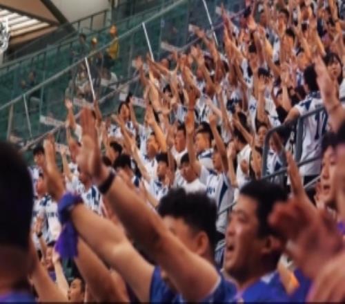 與現(xiàn)場3100多名天津球迷并肩作戰(zhàn)，共同完成了這場跌宕起伏的激戰(zhàn)