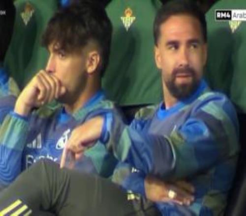 嘲諷隊友卡瓦哈爾疑在替補席上用手模仿走路，暗示阿諾德回防慢