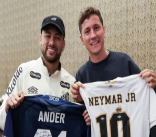 內(nèi)馬爾社媒曬與埃雷拉互贈球衣合照：很高興見到你，朋友