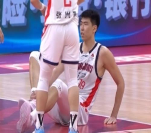 萬幸無礙！徐昕落地時不慎崴腳在場下接受治療后返場繼續征戰