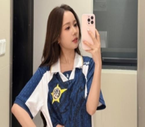 無(wú)畏契約主持人曼妮曬照：感謝lev寄來(lái)的衣服和隊(duì)服都好喜歡！