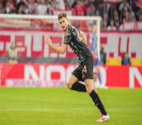 記者：如果拜仁想要進(jìn)一步補(bǔ)強(qiáng)，重點(diǎn)位置應(yīng)該是邊衛(wèi)