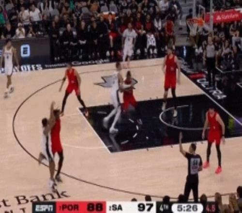 穩(wěn)住局勢(shì)！?？怂估锿煌馔秱€(gè)人連拿7分分差重新上雙