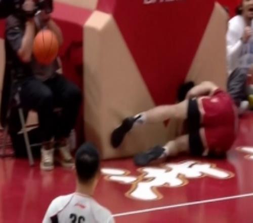 撞得不輕！程帥澎上籃被魯吐布拉帽出底線前者頭和頸部撞到籃架