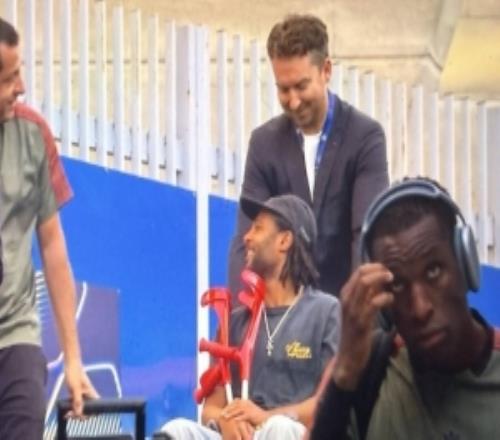 格納布里坐輪椅赴巴黎觀戰(zhàn)，孔帕尼、埃貝爾、胡梅爾斯稱贊