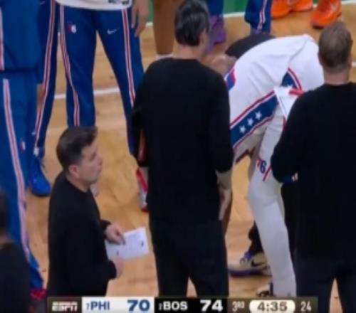 無大礙！恩比德腿部被杰倫布朗頂了一下簡單調(diào)整后返場作戰(zhàn)