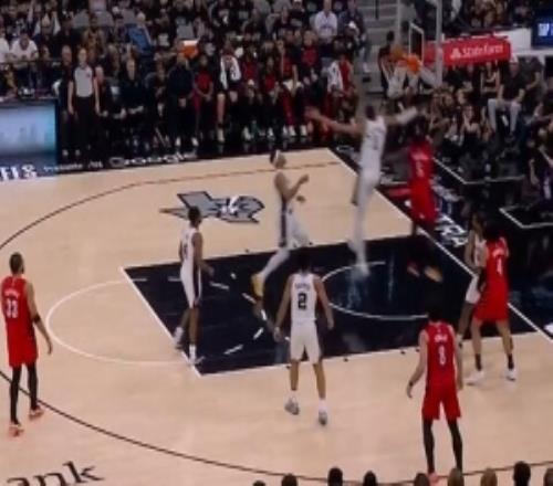 就是玩！文班亞馬疑似失位直接身后釘板大帽霍勒迪上籃