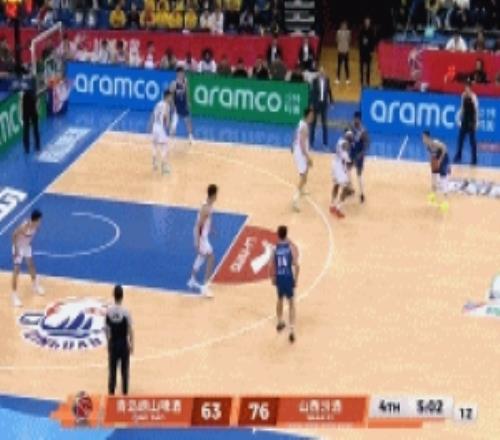 掃堂腿于米提防守后轉(zhuǎn)身掃倒段昂君裁判回看后吹普通犯規(guī)