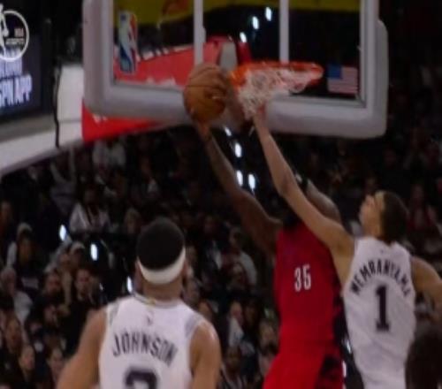 太勇猛了！羅威底線切入不懼文班亞馬補防直接雙手背扣得分